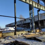 Металлический каркас строящегося промышленного здания