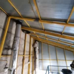 Газовые трубопроводы вдоль стены производственного помещения